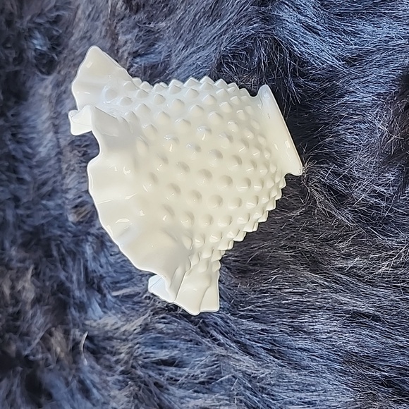 VINTAGE  RUFFLED  HOBNAIL MILK GLASS BOWL. - Picture 4 of 7